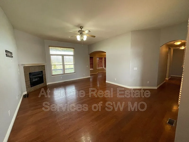 3 bed, 2.0 bath, 1681 sqft, $1,980 — Photo 2