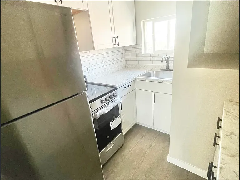912 Baltic St — Photo 2