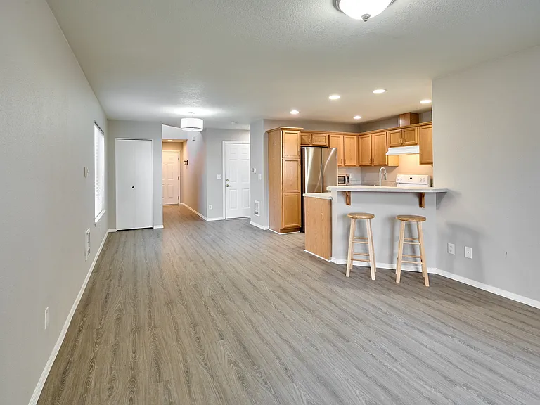 555 Ford St SE — Photo 8