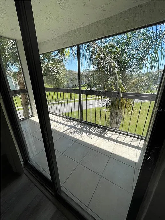2 bed, 1.0 bath, 870 sqft, $1,400 — Photo 2
