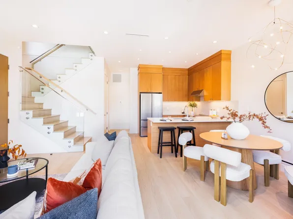 2995 Adanac St #3, Vancouver, BC V5K 2N4