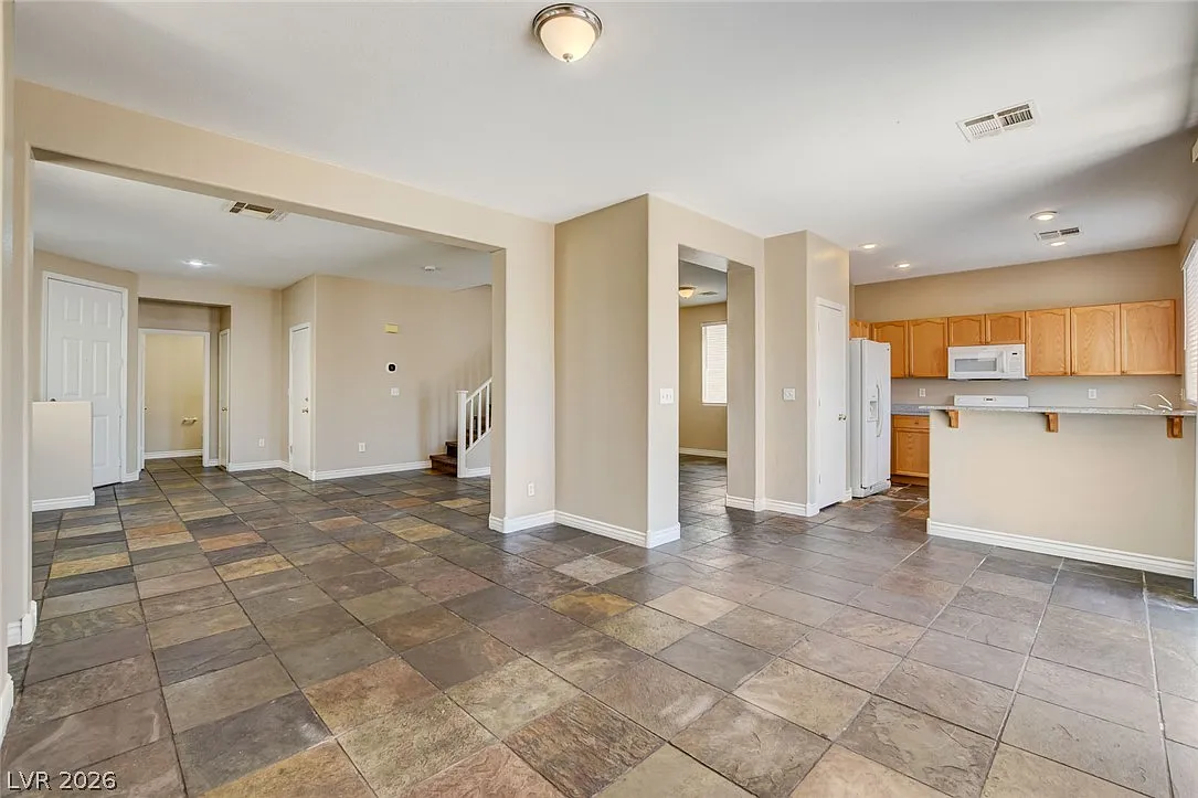 4 bed, 2.5 bath, 2063 sqft, $2,430 — Photo 3