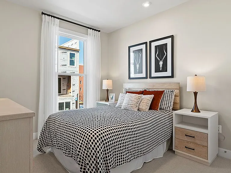 Secondary bedroom (upper level)