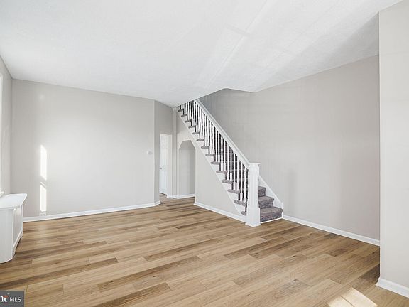 4th image of 510 Dupont St