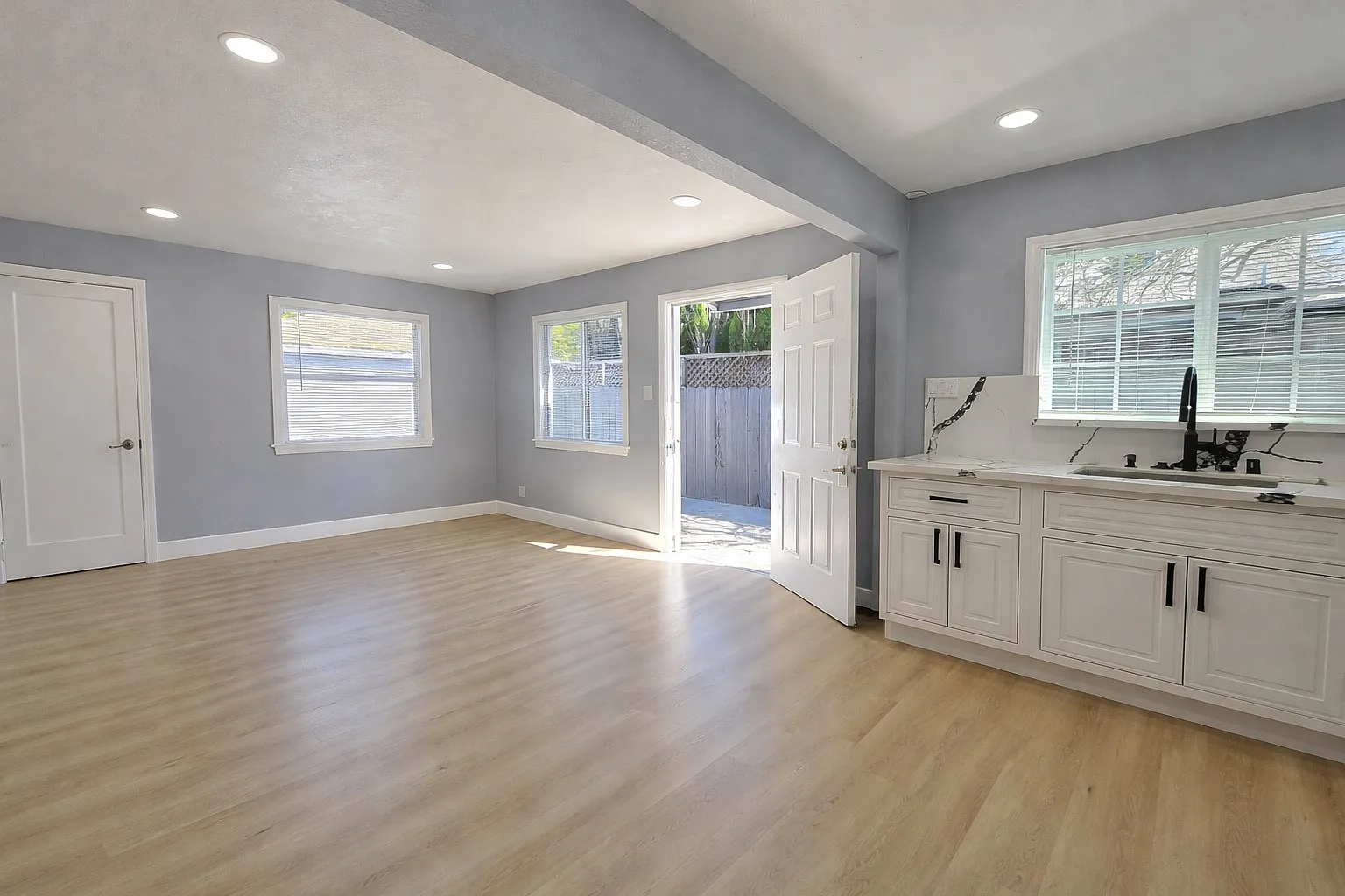 2 bed, 900 sqft, $3,200 — Photo 1