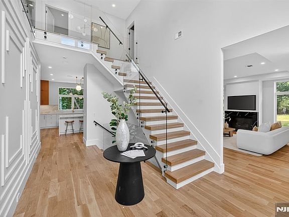 3rd image of 26 Collins Ave