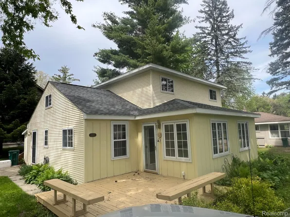 1192 Lindberg Dr, Lapeer, MI 48446