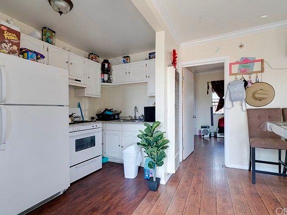 3rd image of 707 W 70th St