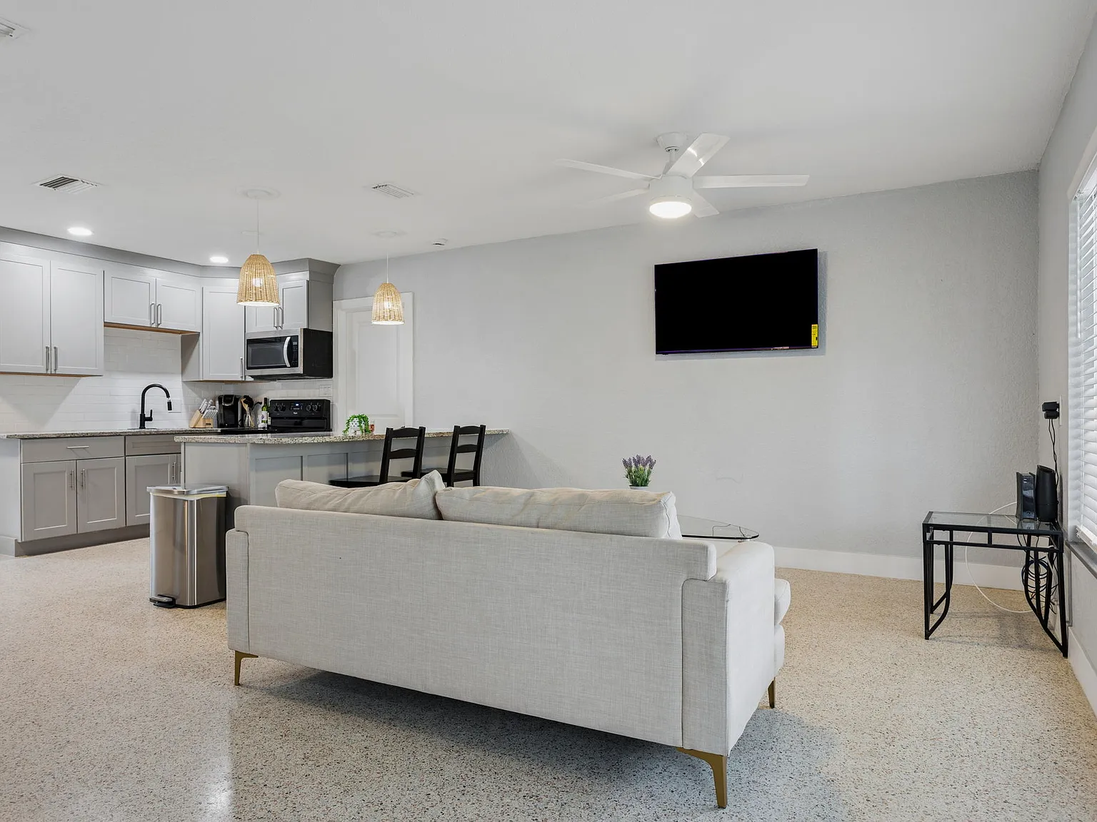 1 bed, 350 sqft, $1,300 — Photo 4