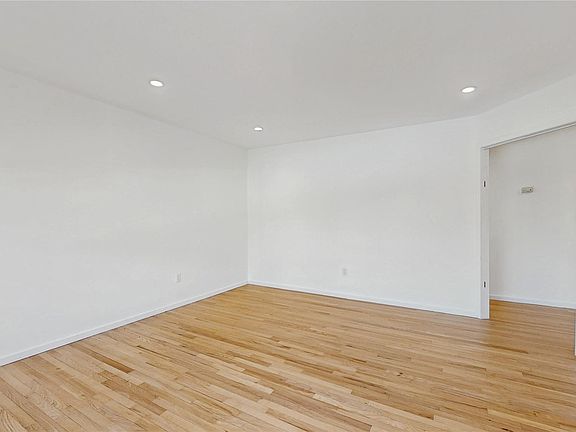 3rd image of 7 Shelton St Floor 1