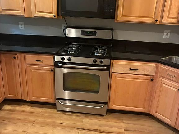 4th image of 1012 W Lombard St