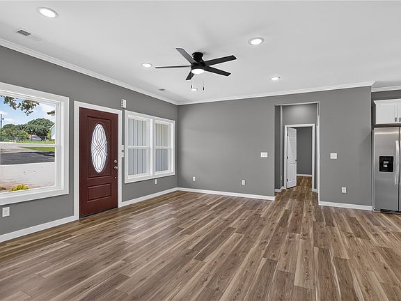 5th image of 223 Maple Dr
