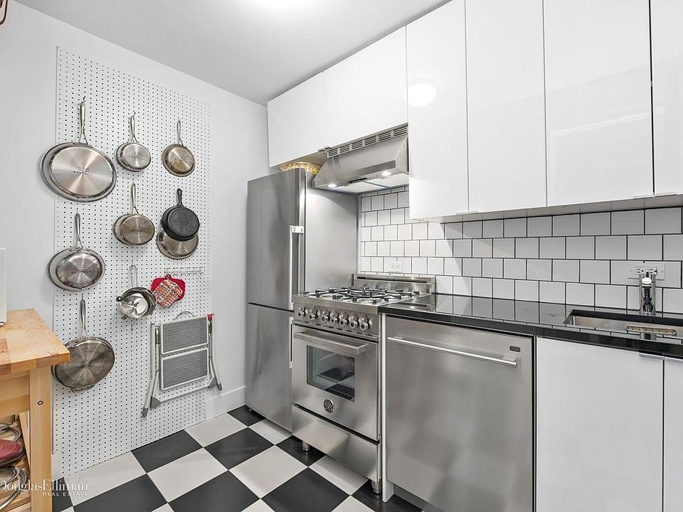 1st image of 424 E 52nd St APT 3D