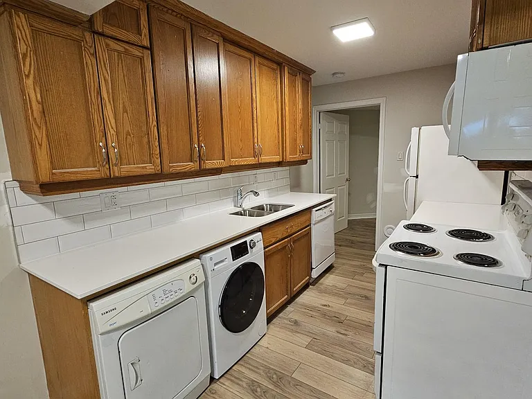300 Princess Ave — Photo 19