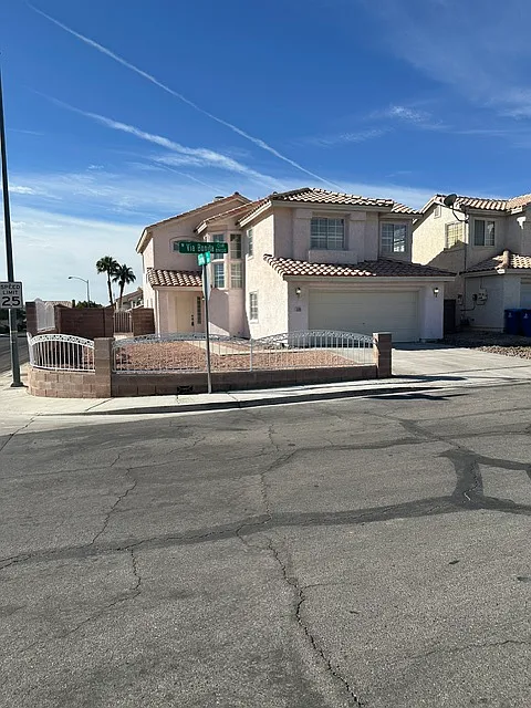 3 bed, 2.5 bath, 1650 sqft, $2,100 — Photo 2