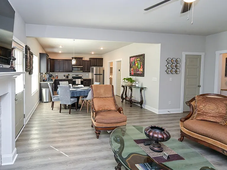 1051 Sandy Springs Rd NW — Photo 2