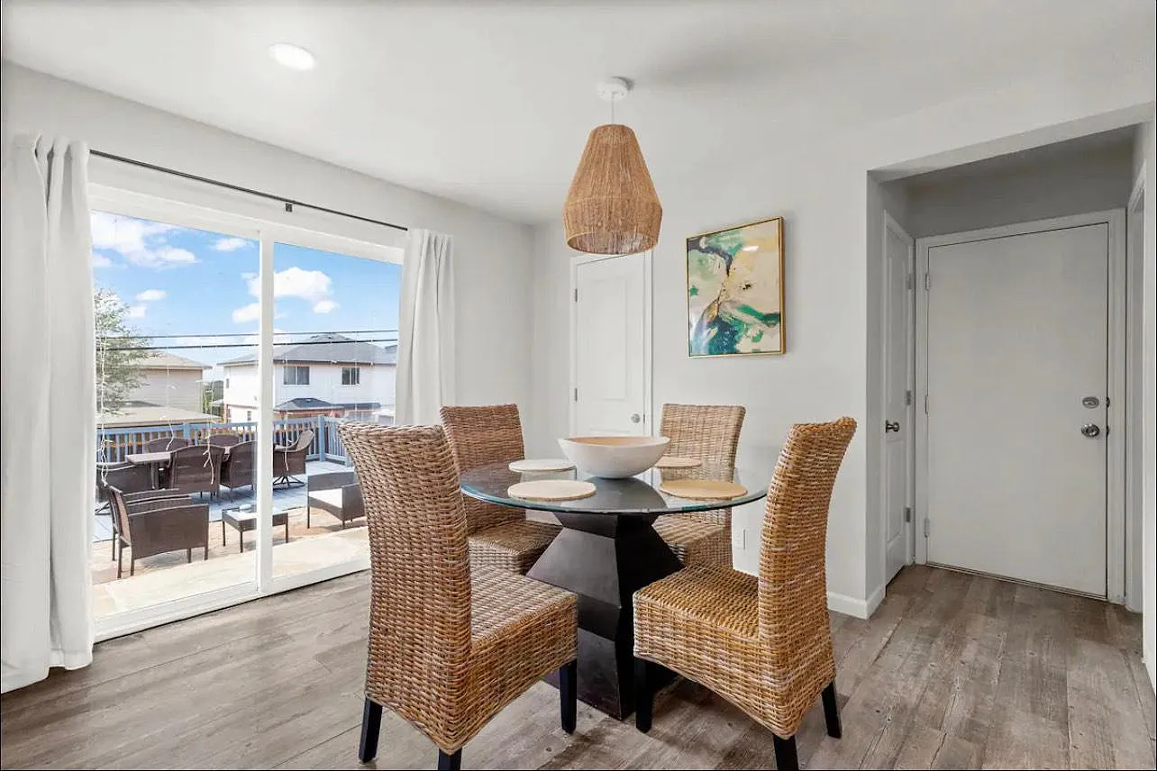 3 bed, 1384 sqft, $2,239 — Photo 1