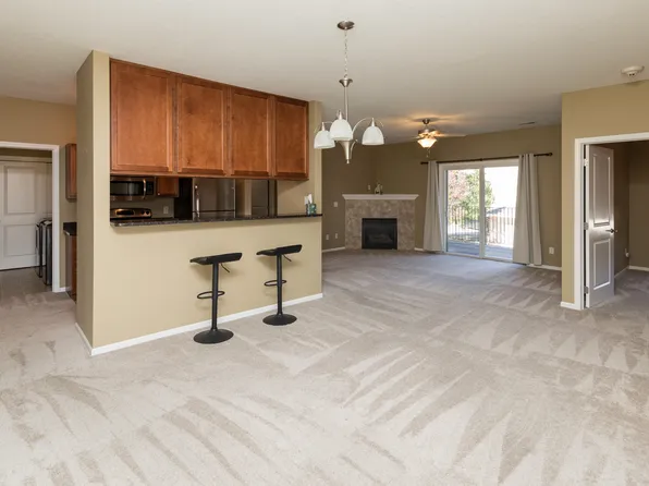 6350 Coachlight Dr #3202, West Des Moines, IA 50265