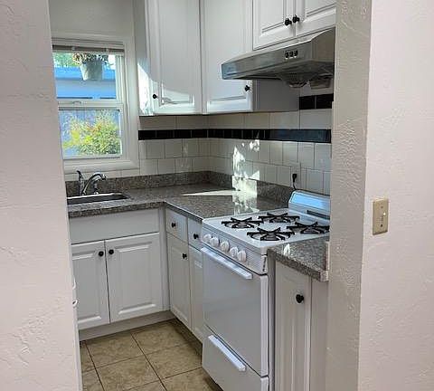 5th image of 2766 Byron St