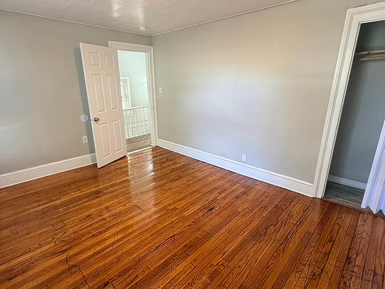 202 Hallock Ave — Photo 10