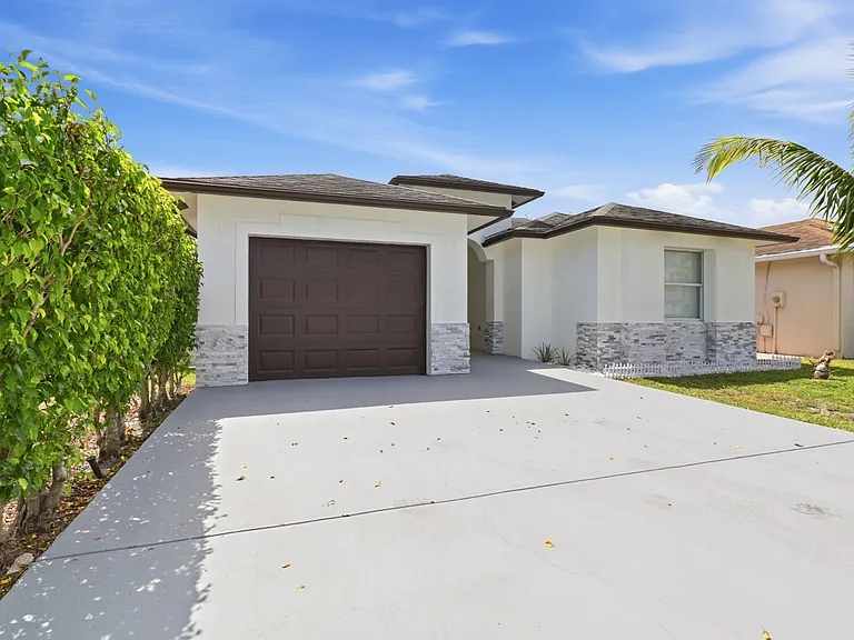 105 Vanessa St — Photo 1