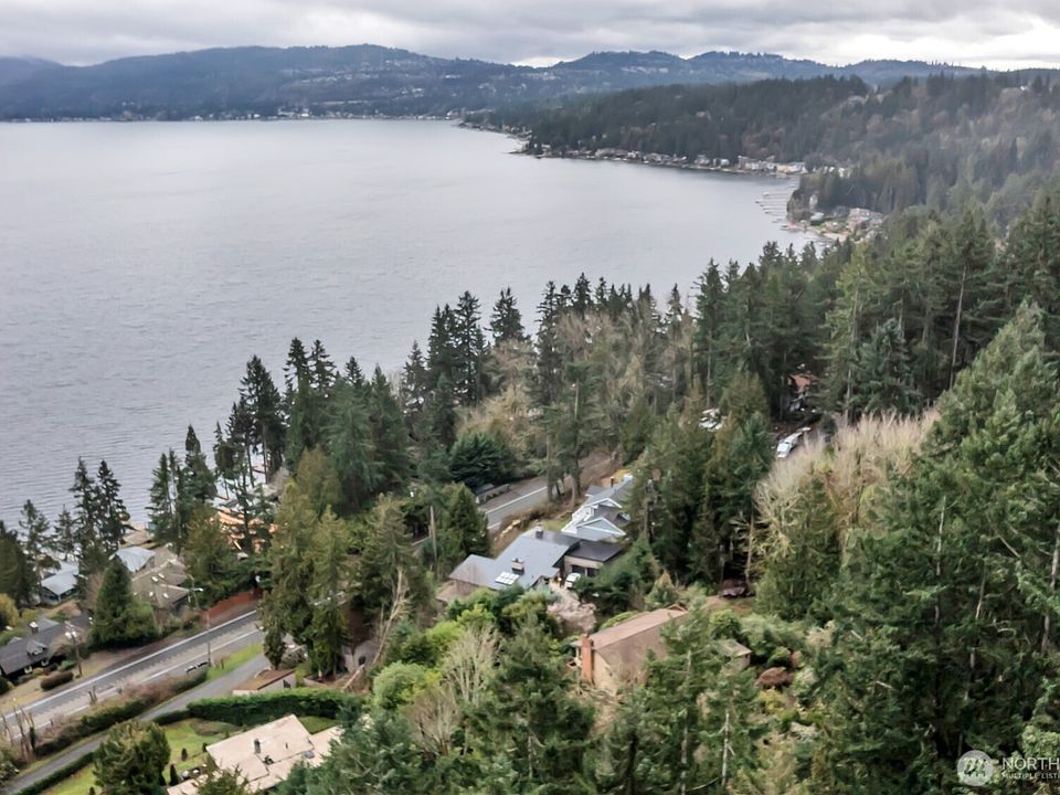 View of Lake Sammamish.>