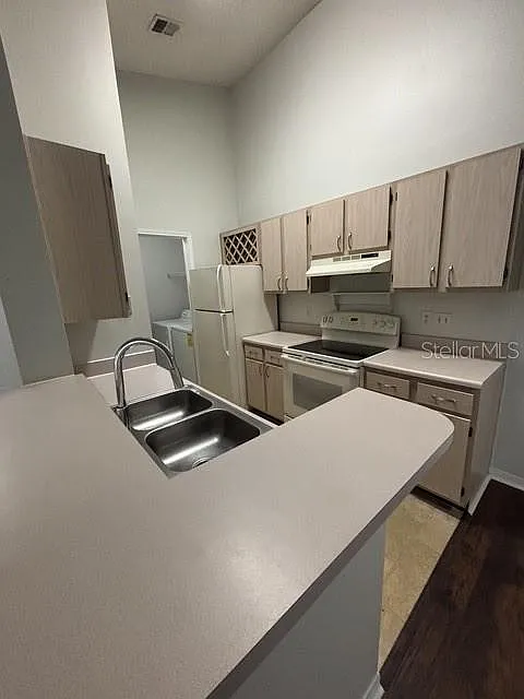2 bed, 2.0 bath, 899 sqft, $1,495 — Photo 3