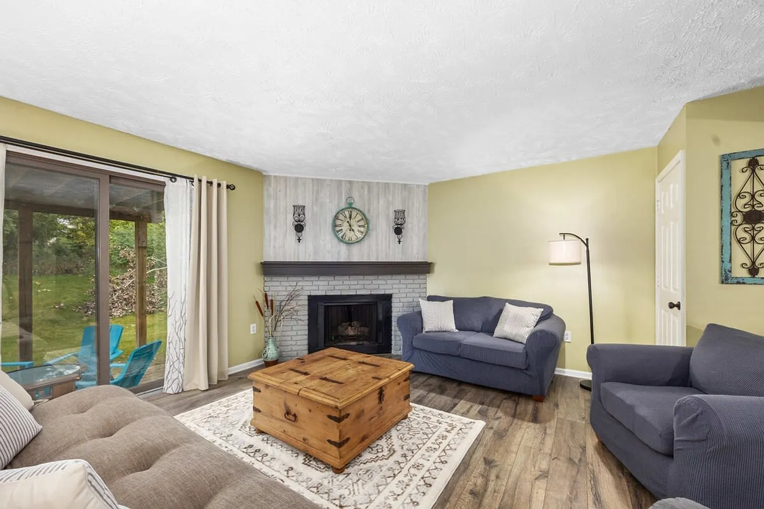 5 bed, 2.0 bath, 893 sqft, $3,024 — Photo 2