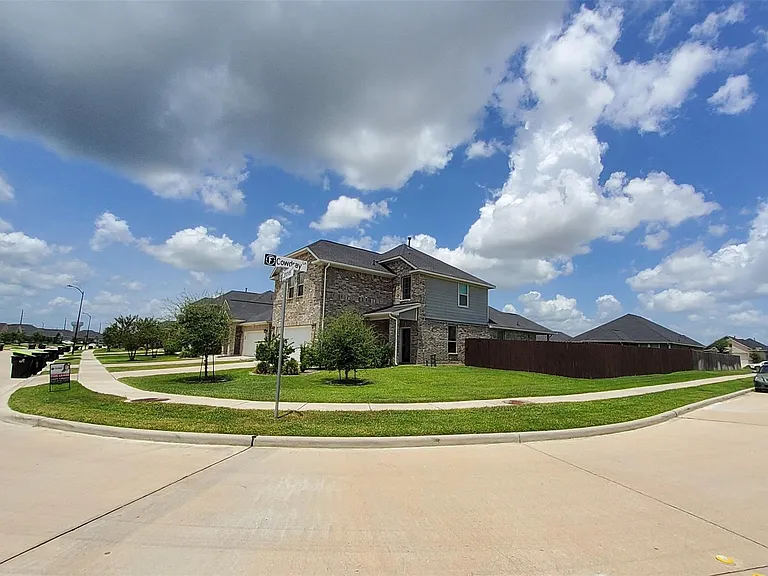 31206 Conover Dr — Photo 1