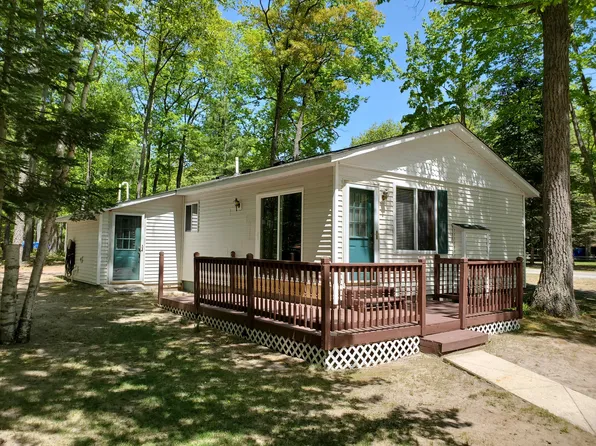 6271 Clearbrook Dr, Saint Helen, MI 48656