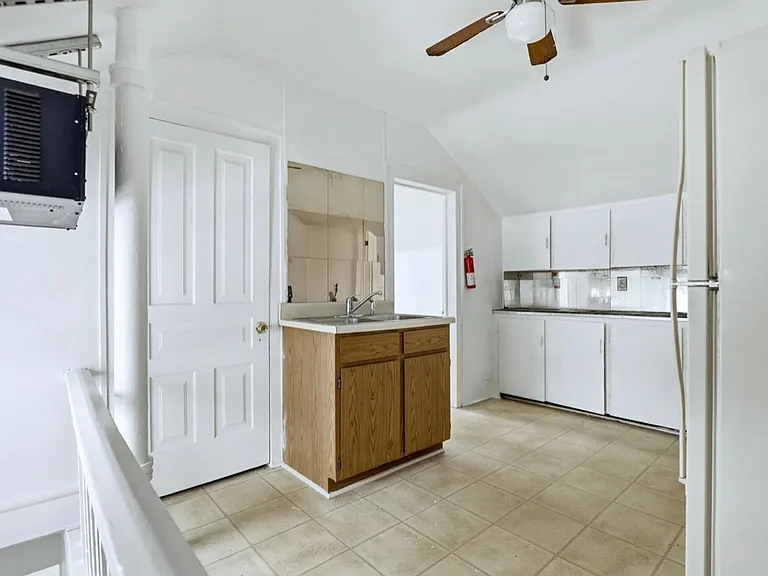 926 N Porter St — Photo 5