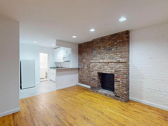 3rd image of 224 E 81st St #3B
