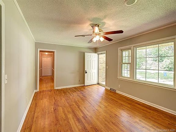 4th image of 858 Hilldale Dr
