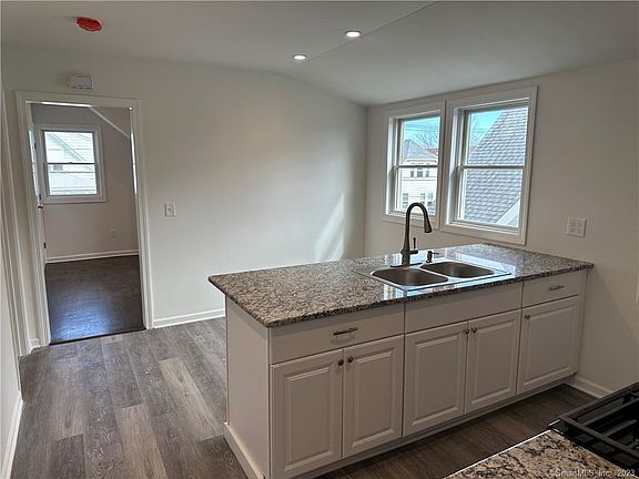 4th image of 761 Brewster St #2