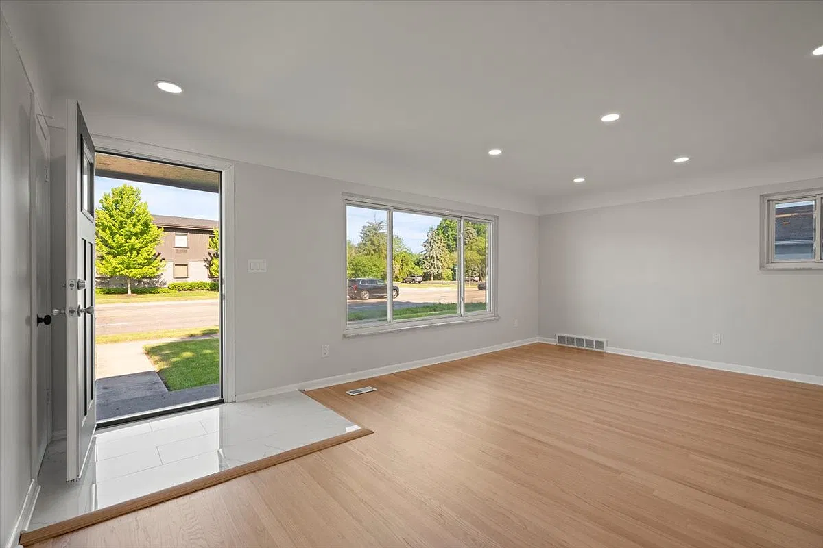 3 bed, 976 sqft, $2,400 — Photo 4