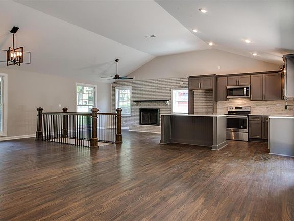 Open Floor Plan. Great for Entertaining!