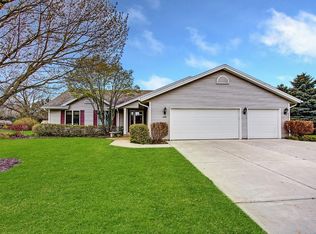 1448 Crestwood Dr, Oconomowoc, WI 53066
