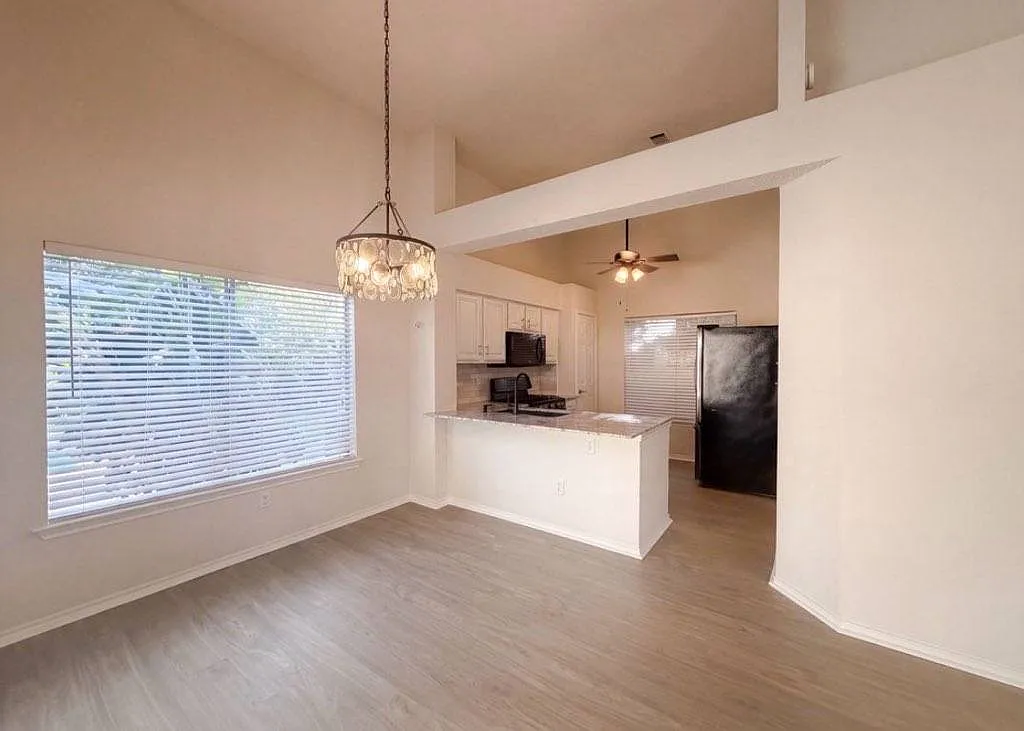 3 bed, 2.5 bath, 1648 sqft, $2,200 — Photo 2