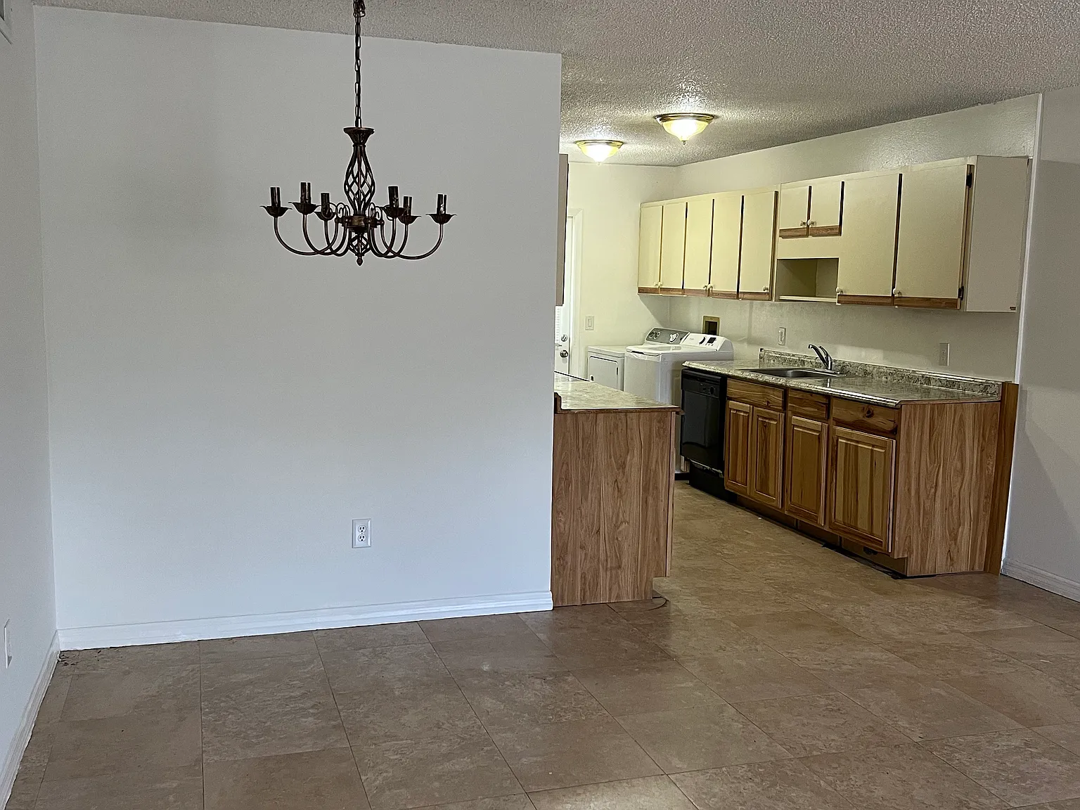3 bed, 1140 sqft, $1,575 — Photo 2