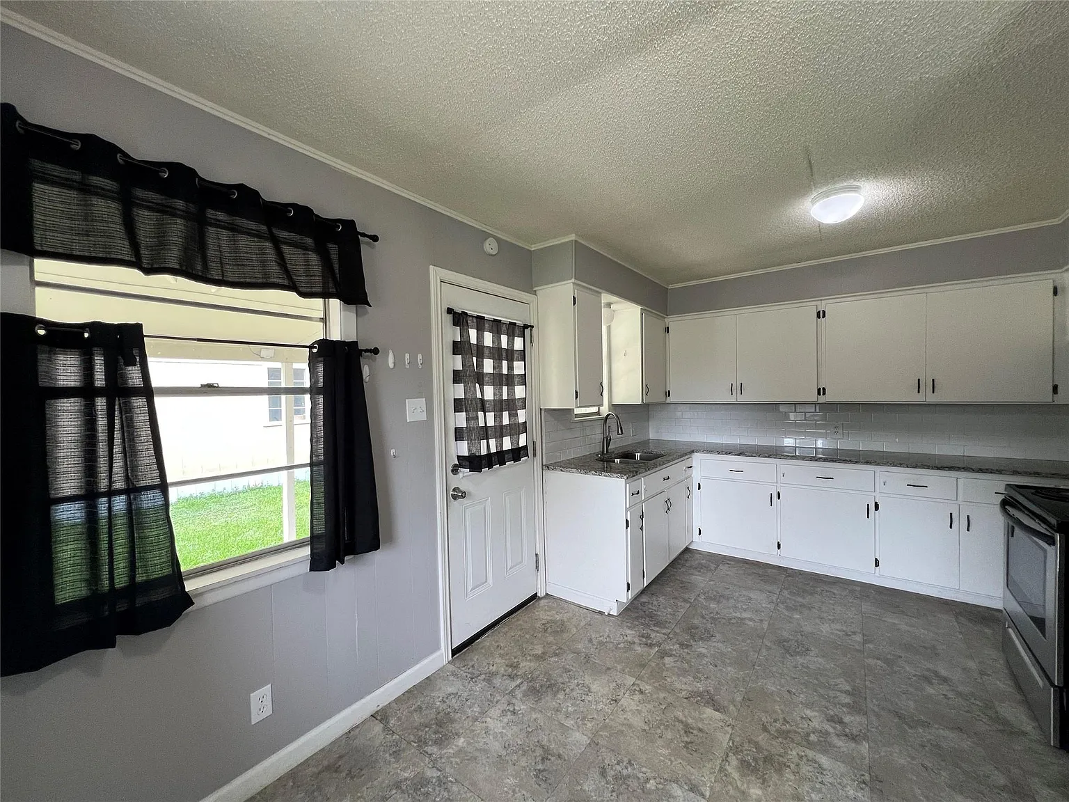 3 bed, 1.0 bath, 892 sqft, $1,600 — Photo 4