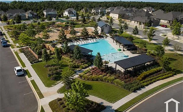 6 bed, 2736 sqft, $3,750 — Photo 3