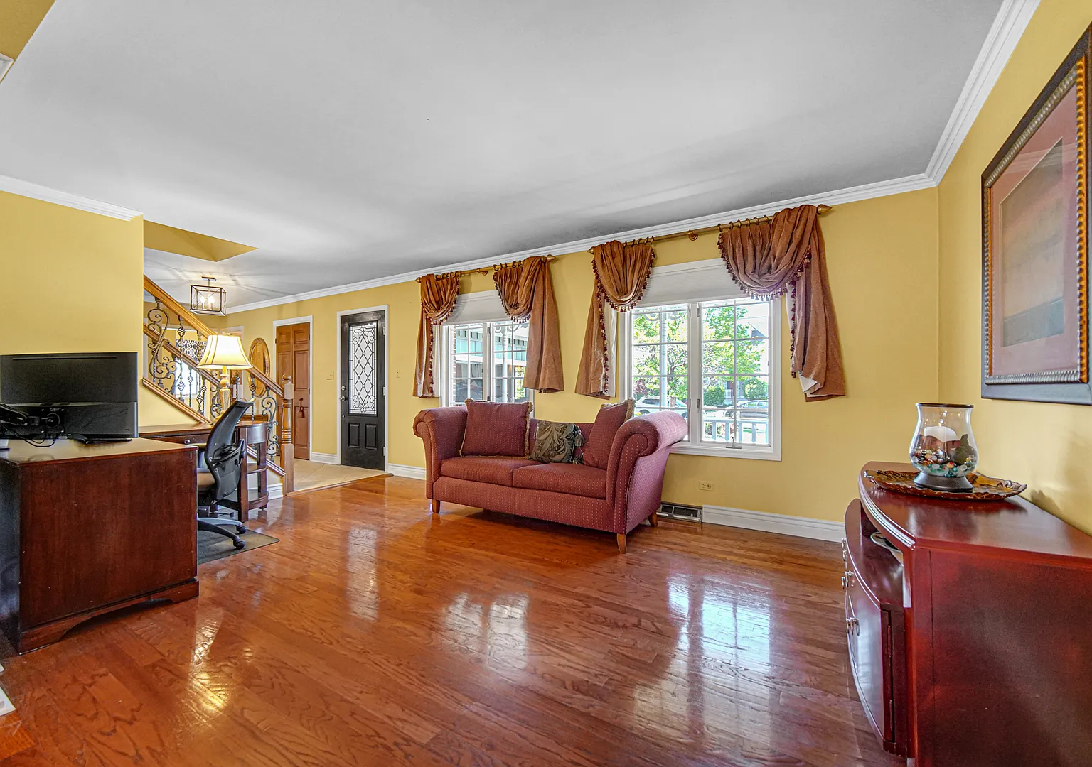 5 bed, 3.5 bath, 3690 sqft, $4,500 — Photo 2