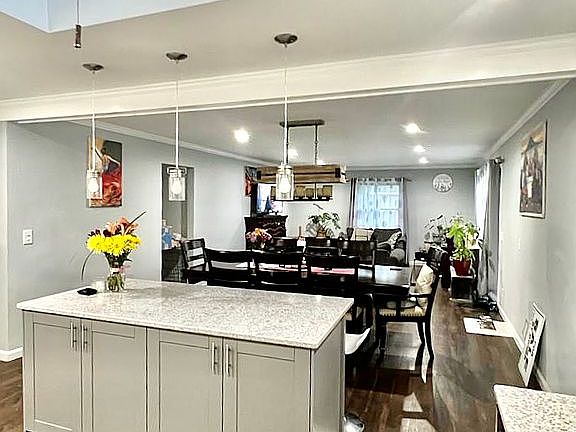 4th image of 8697 Lincoln Way E