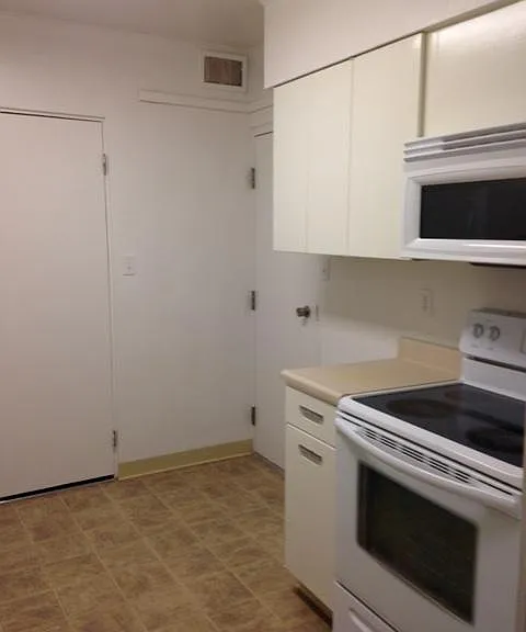 Highland Towers — Photo 26