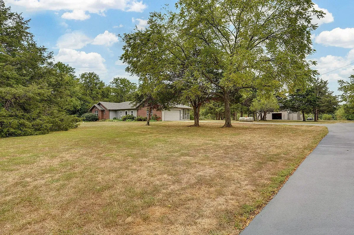 Building Photo - 3740 E Farm Road Ln #106
