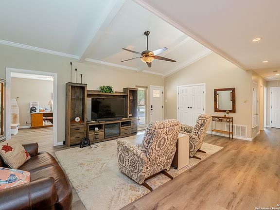 4th image of 901 Lake Dr