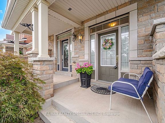 2nd image of 92 Hanson Cres
