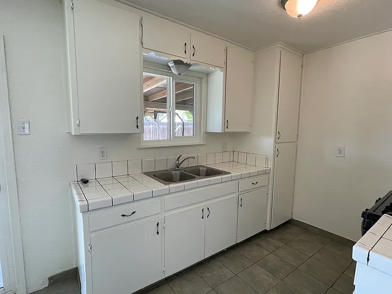 913 Banyan Dr — Photo 6