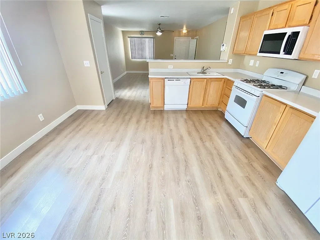 4 bed, 2.0 bath, 1400 sqft, $2,100 — Photo 3