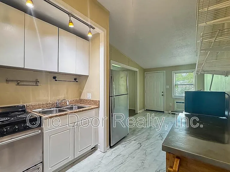 1107B Richmond Rd — Photo 7